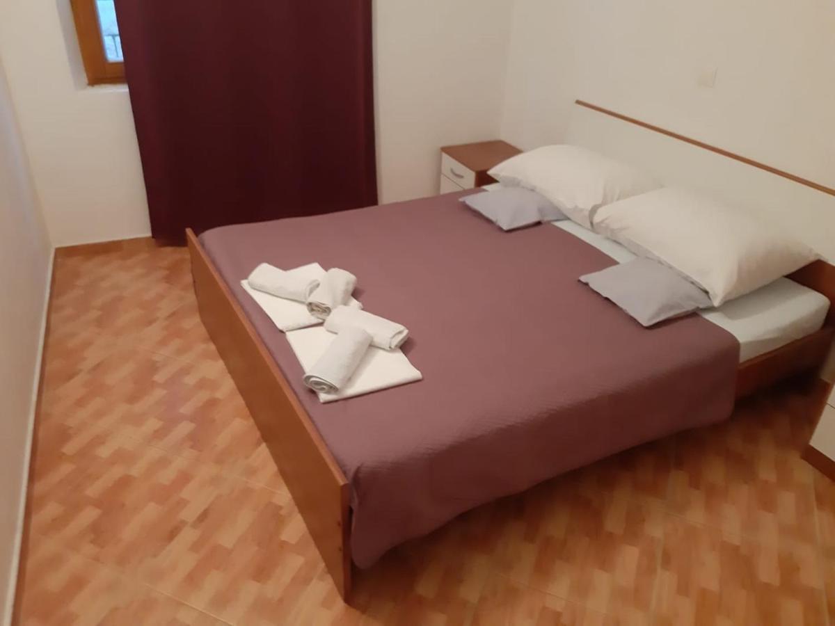 Apartments Knezic Igrane Esterno foto